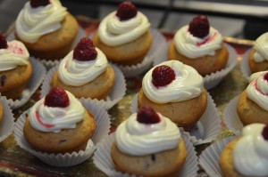 Cupcakes mit Weiser Schokolade, Himbeeren und Eierlikör